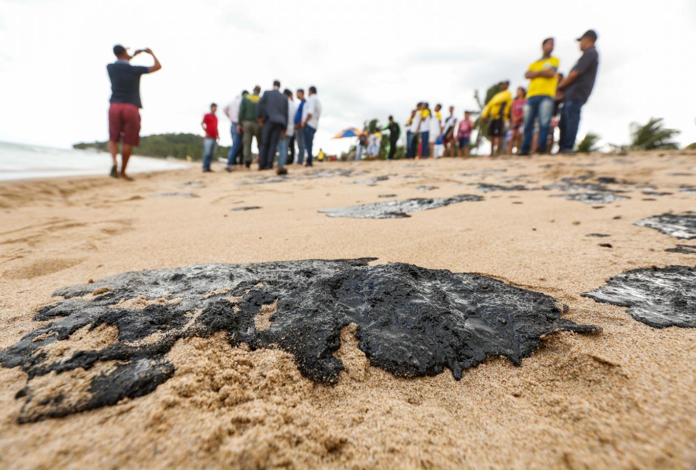 Ações para retirada de óleo na Costa dos Corais são intensificadas
