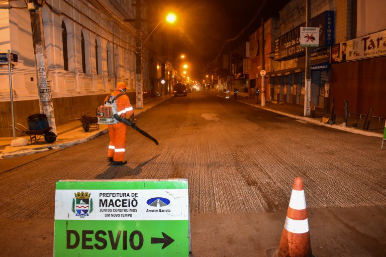 Rua do Sol, no Centro de Maceió, recebe obras de pavimentação