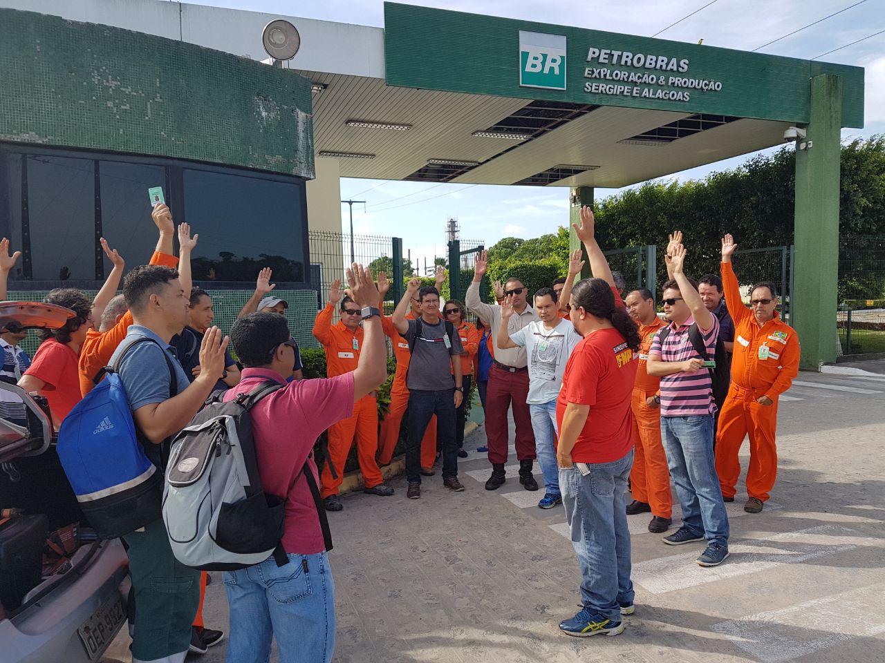 Trabalhadores realizam ato contra a venda de campos petrolíferos em AL