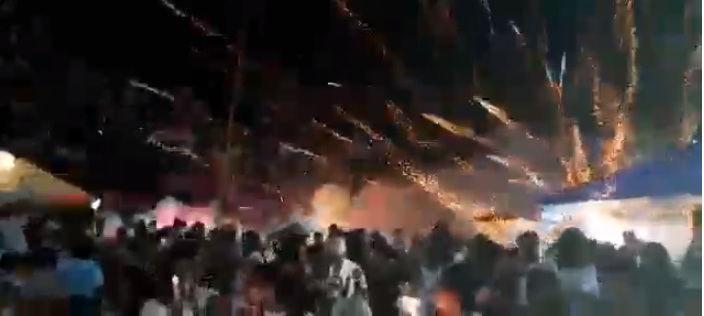 Explosão de fogos de artifício durante carreata deixa 24 fiéis feridos